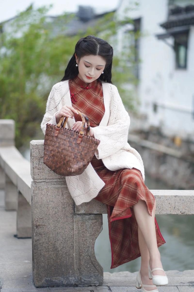 古典气质衣服穿搭示范_缎面连衣裙，高级舒适显气质