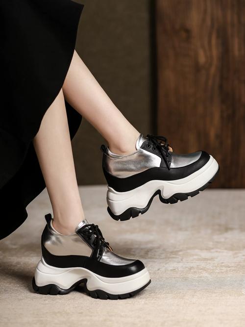 内增高女鞋搭配衣服_朱丹街拍薄荷绿外套配增高鞋，时尚又舒适！