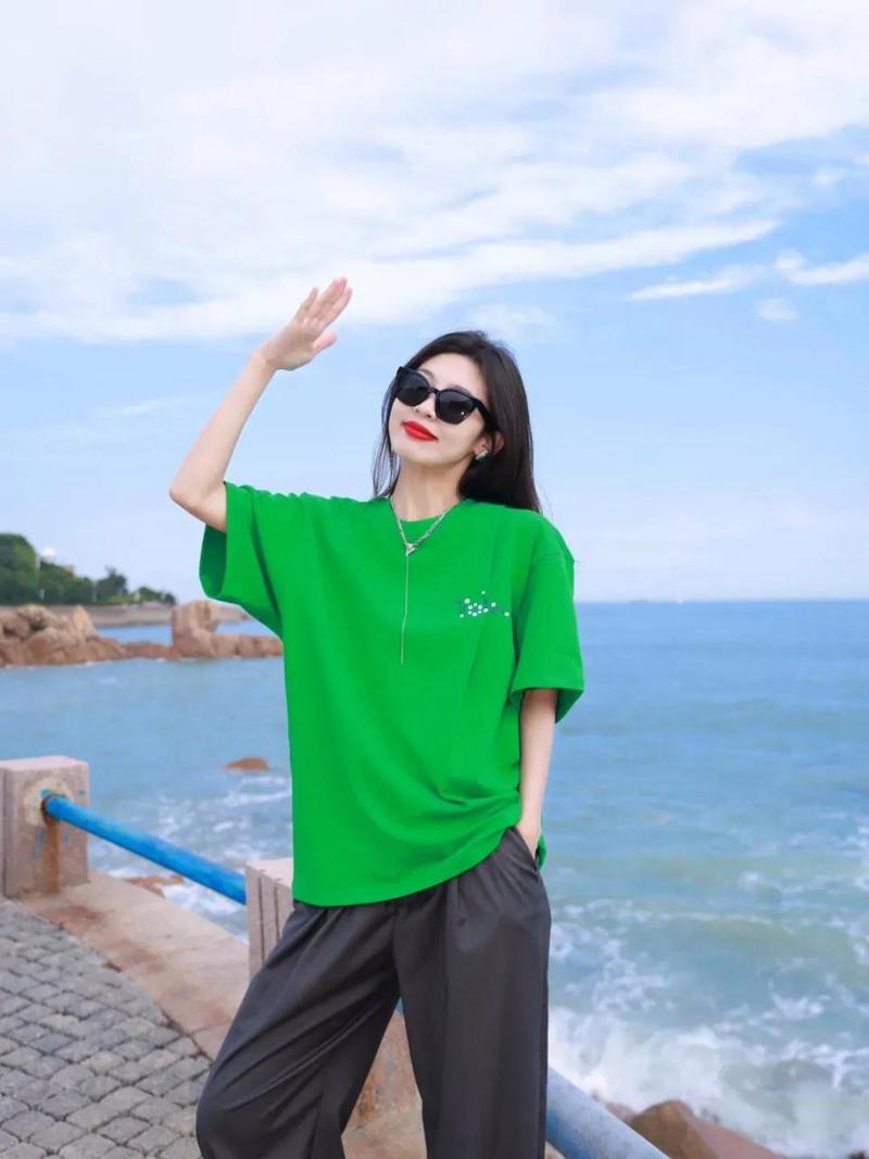 夜绿色t恤配什么颜色的裤子_绿色T恤配裤子的多种时尚搭法