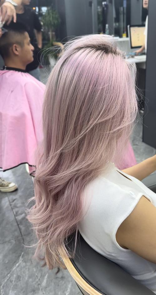 漂头发后是什么颜色_漂发底色浅黄，染发可选颜色多