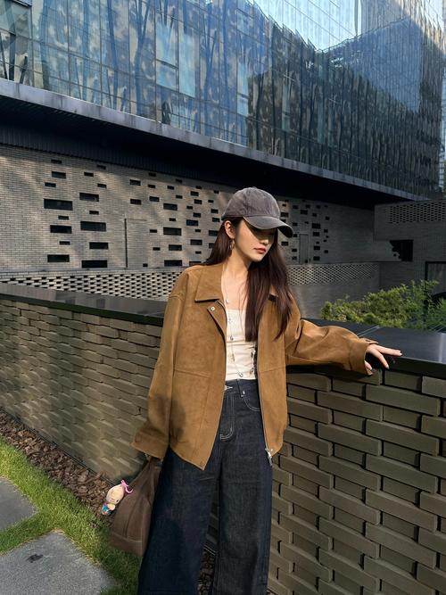 棕裤子配什么颜色上衣_棕色裤子配啥上衣好看？